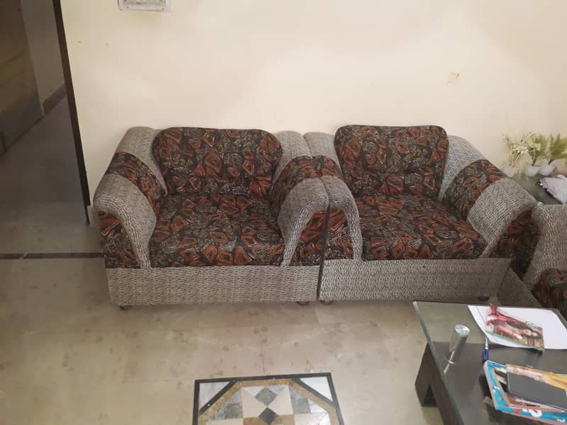 5 seater sofa set in good condition(sofa Set Only) 1