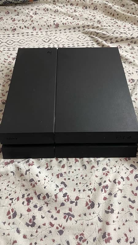 ps4 500Gb with 2 original controllers and 4 games and original box 0
