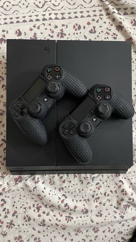 ps4 500Gb with 2 original controllers and 4 games and original box 1