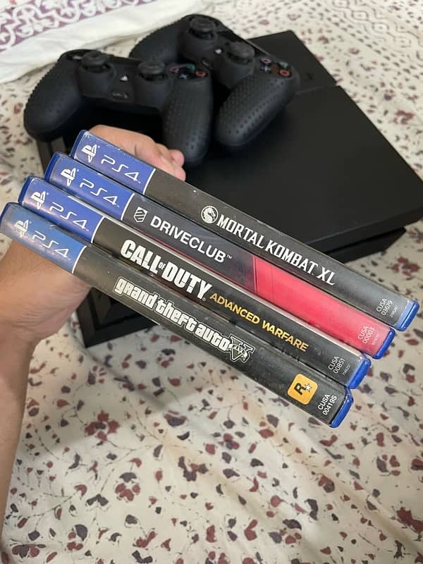 ps4 500Gb with 2 original controllers and 4 games and original box 2