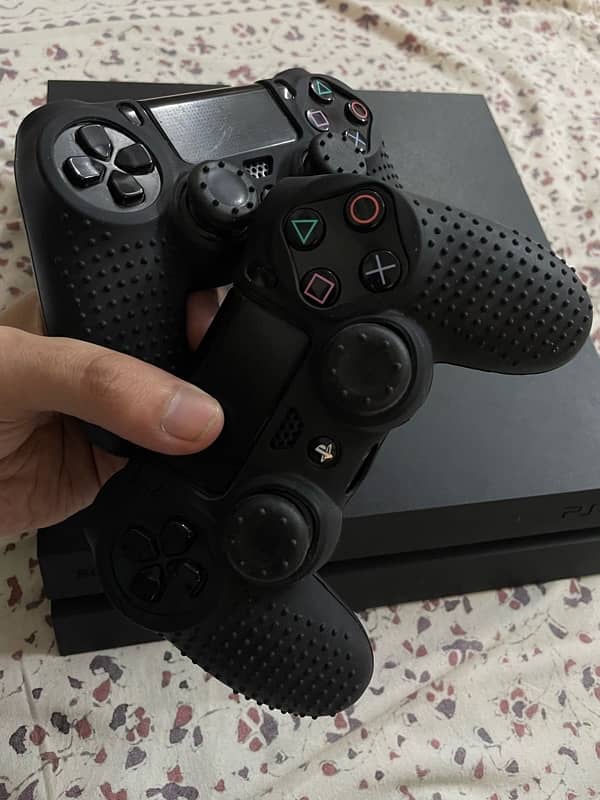 ps4 500Gb with 2 original controllers and 4 games and original box 3