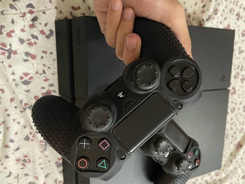 ps4 500Gb with 2 original controllers and 4 games and original box 4