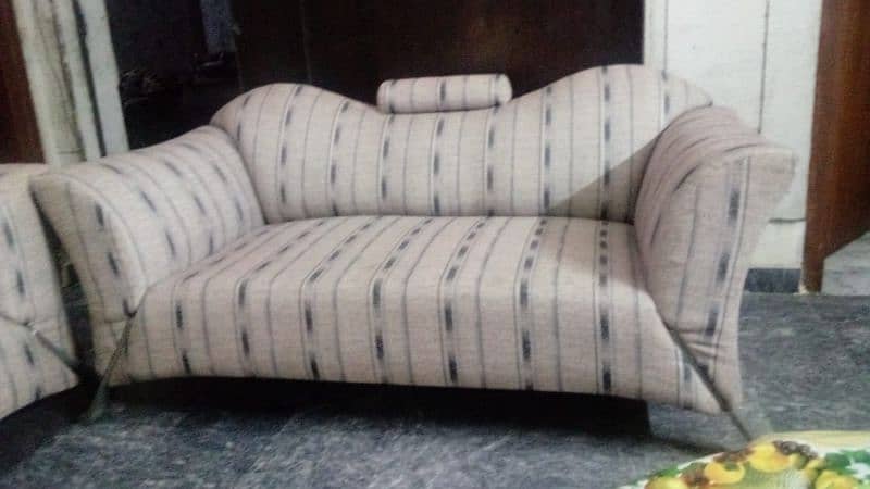 High Quality sofa set available. 3+2+1 1