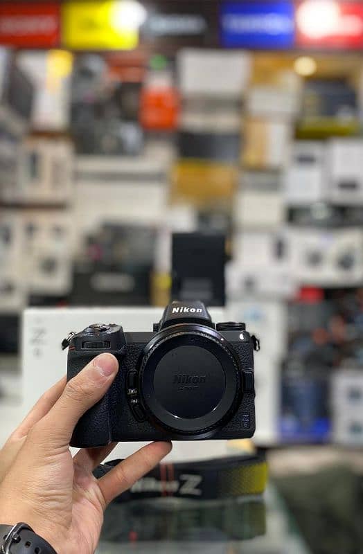 Nikon Z6 only body with Box charger and battery , Scratch less 10/10 0