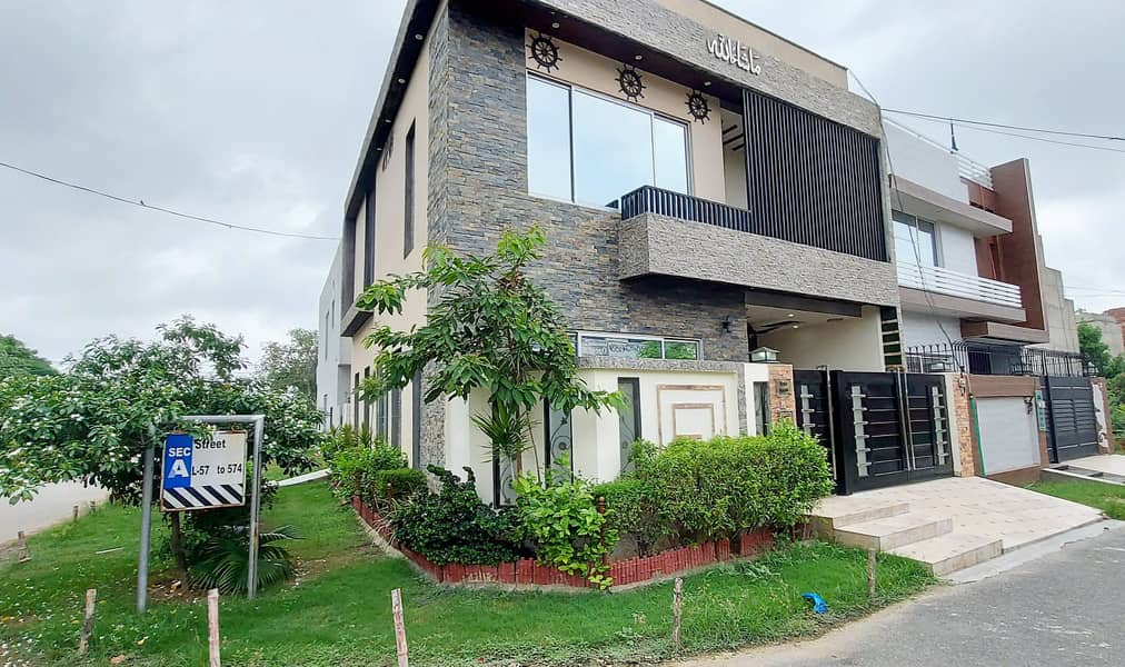 Comfortable and Safe house in heart of Lahore 0