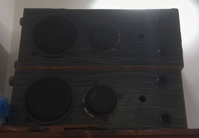 2 full size speakers with Amplifier 0