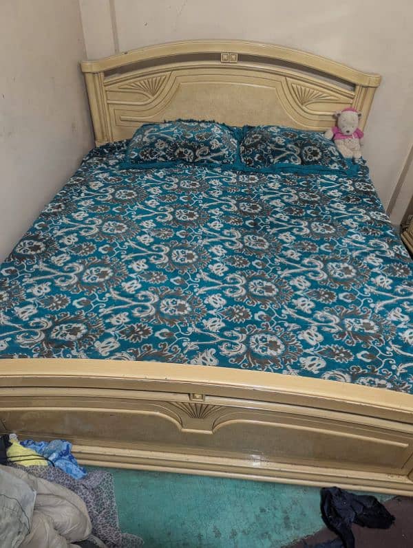 Bed and dressing table 0