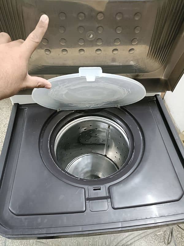 Dryer Machine in Very Good Condition 1