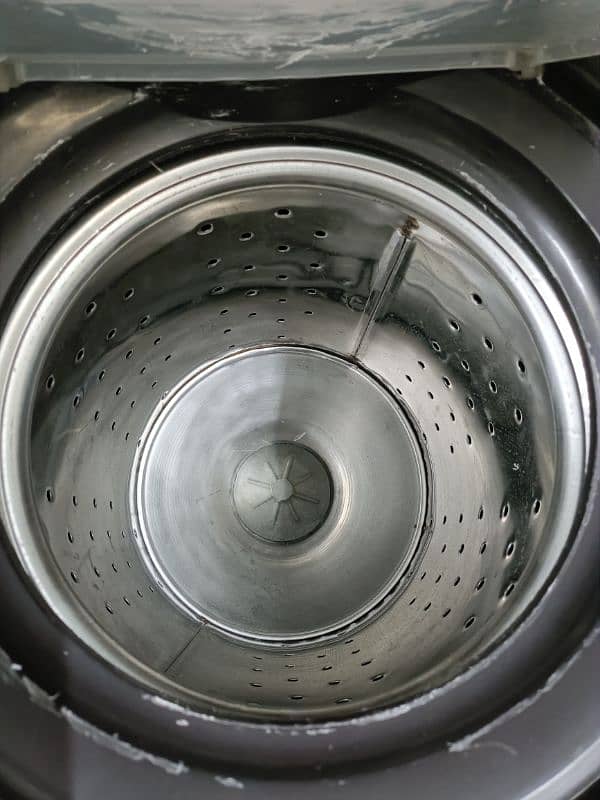 Dryer Machine in Very Good Condition 4