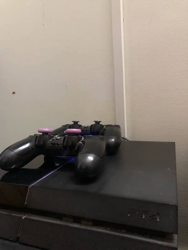 PS4 FAT 500GB with 2 controllers and games 0