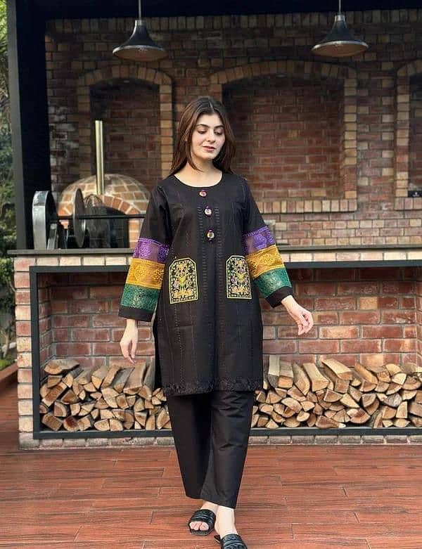 Aik Number kapra hai biklul sassta hai ye suit Sirf app logo ke Liye. 1