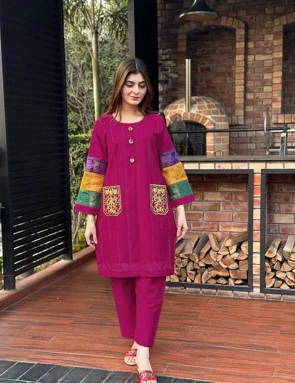 Aik Number kapra hai biklul sassta hai ye suit Sirf app logo ke Liye. 4