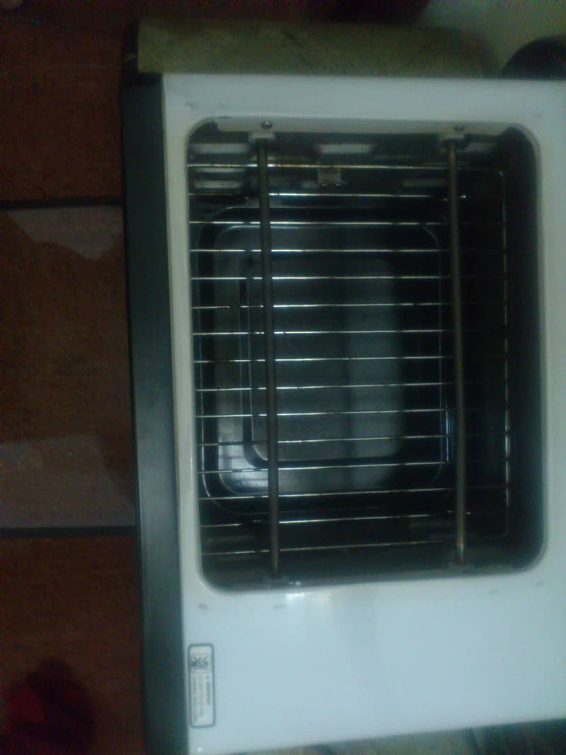 WestPoint Oven 220V~50Hz 1200W. Model : CKF-10RA. 4