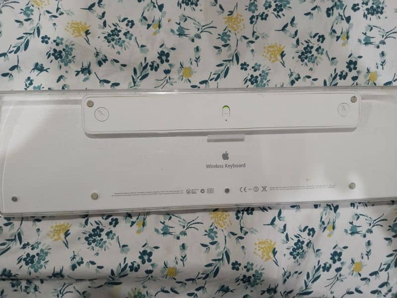 Apple & Logitech Wireless Keyboard 03009270434 4