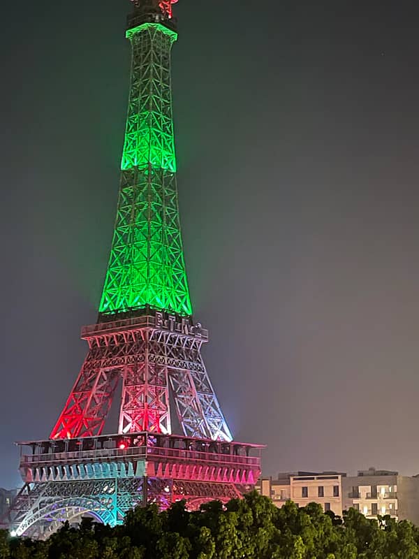 Per day Facing Eiffel Tower view studio apartment 4