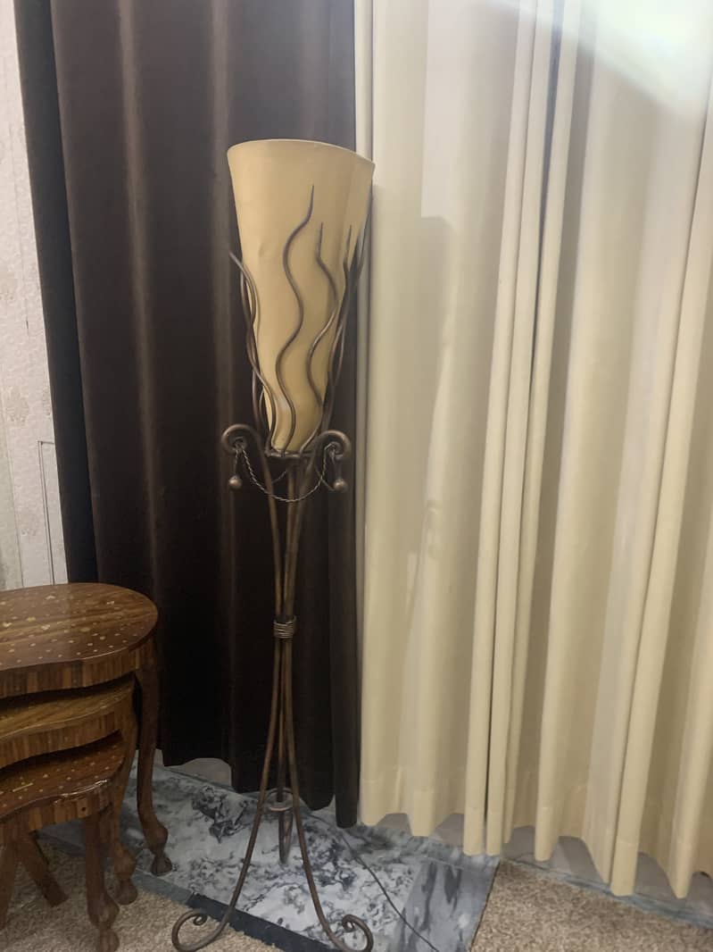 Solid floor lamp no damage 0