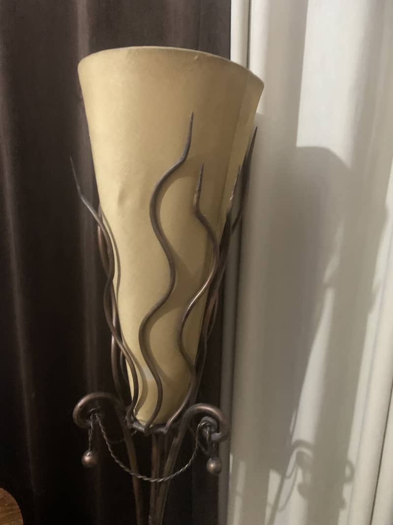 Solid floor lamp no damage 2