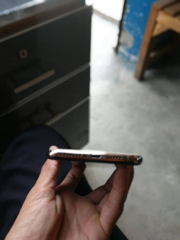 Iphone XS max Gold Colour PTA 5