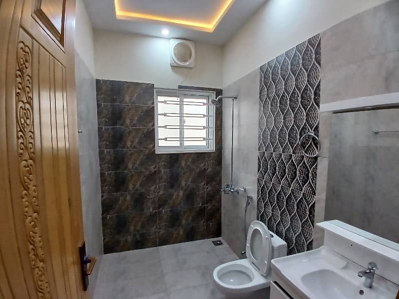 Centrally Located Upper Portion In DHA Phase 4 Is Available For rent 23