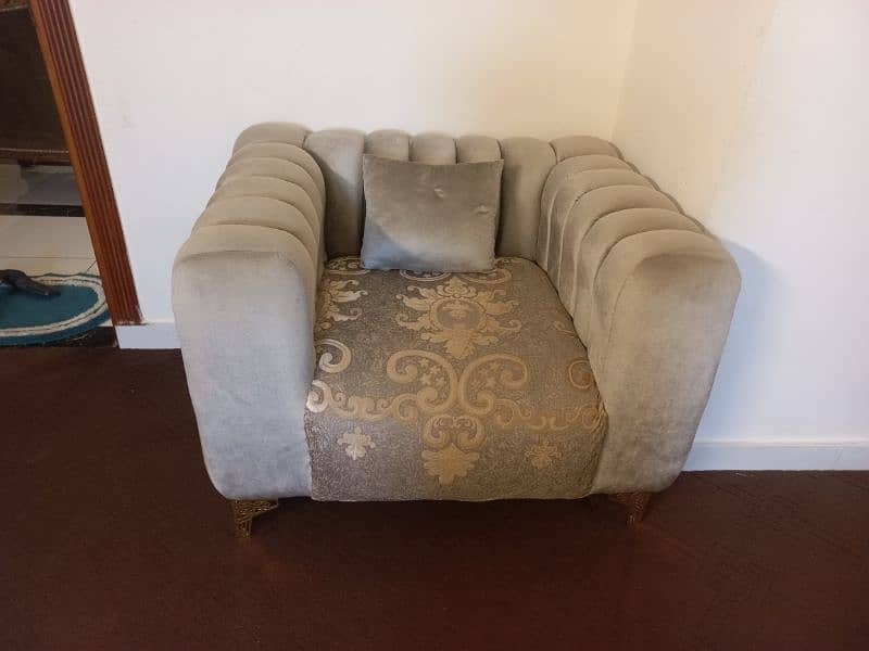 5seter sofa set with table 0