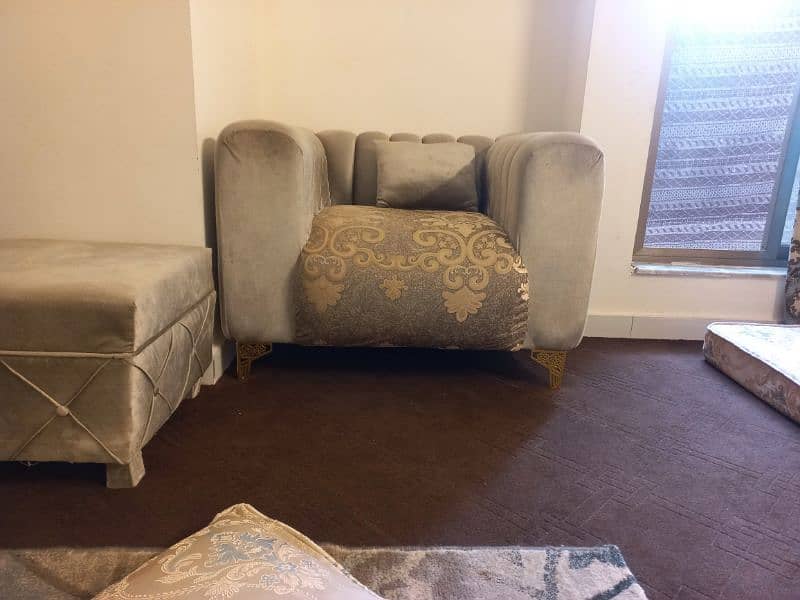 5seter sofa set with table 3