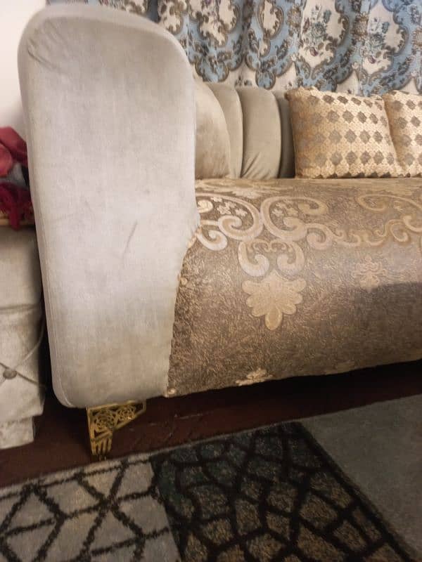 5seter sofa set with table 4