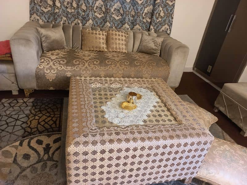 5seter sofa set with table 5