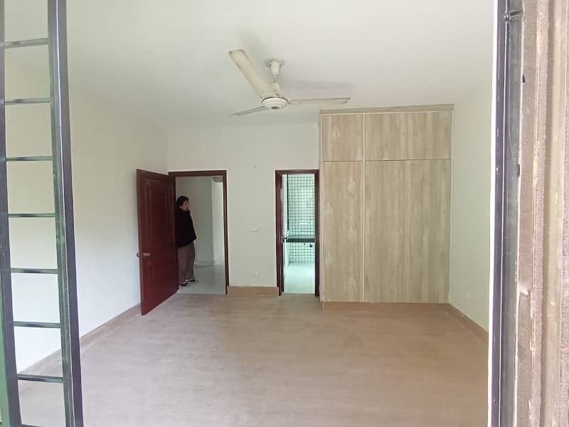 10 Marla Upper Portion Lower Portion Lock Independent Portion Facing Park Available For Rent In DHA 2