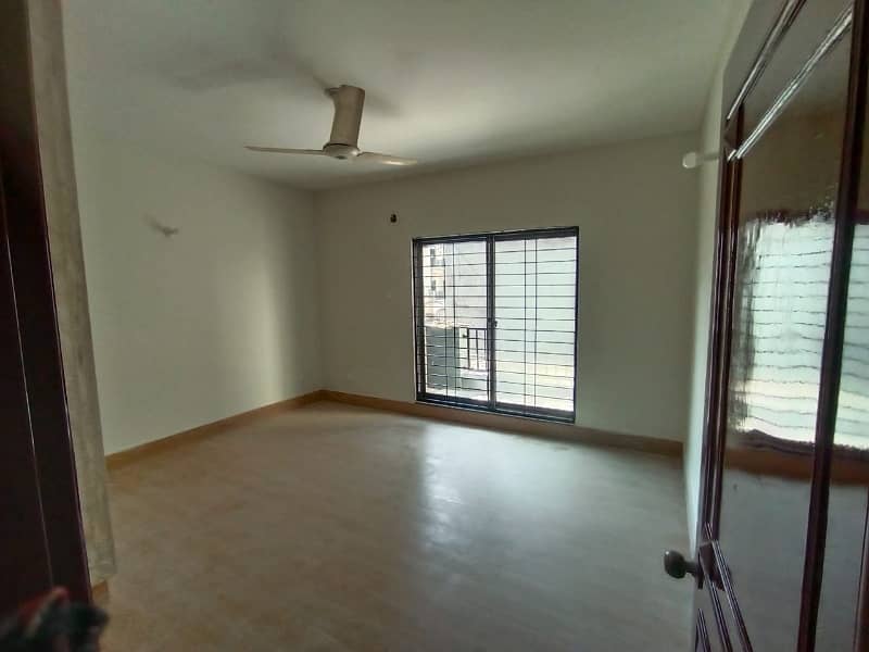 10 Marla Upper Portion Lower Portion Lock Independent Portion Facing Park Available For Rent In DHA 3