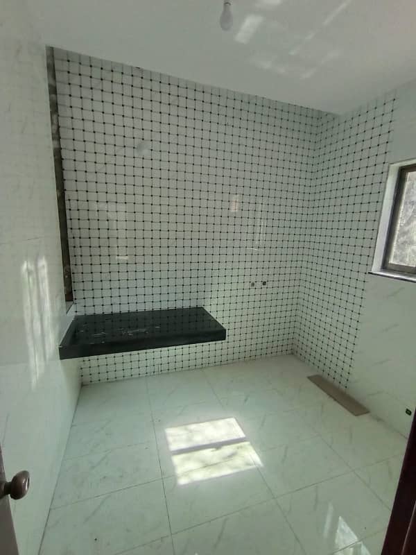 10 Marla Upper Portion Lower Portion Lock Independent Portion Facing Park Available For Rent In DHA 5