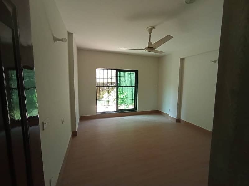 10 Marla Upper Portion Lower Portion Lock Independent Portion Facing Park Available For Rent In DHA 9
