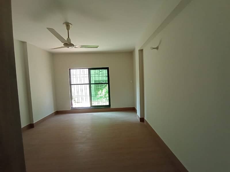 10 Marla Upper Portion Lower Portion Lock Independent Portion Facing Park Available For Rent In DHA 10
