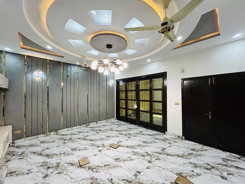 A Prime Location House Of 10 Marla In Central Park - Block A 1