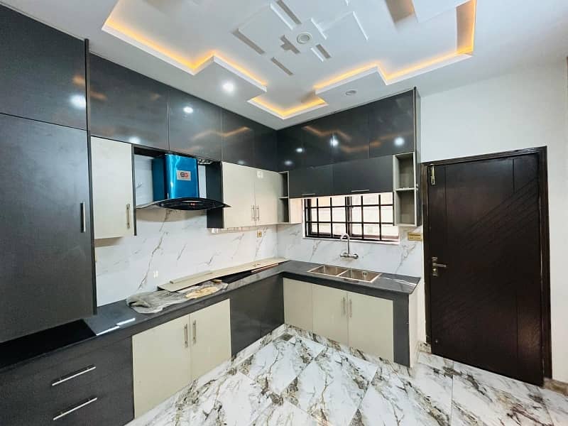 A Prime Location House Of 10 Marla In Central Park - Block A 2