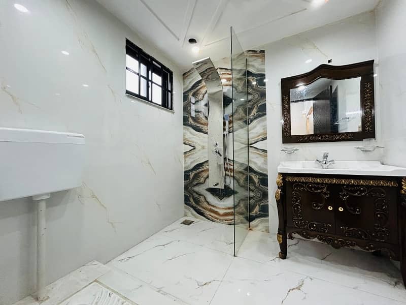 A Prime Location House Of 10 Marla In Central Park - Block A 4