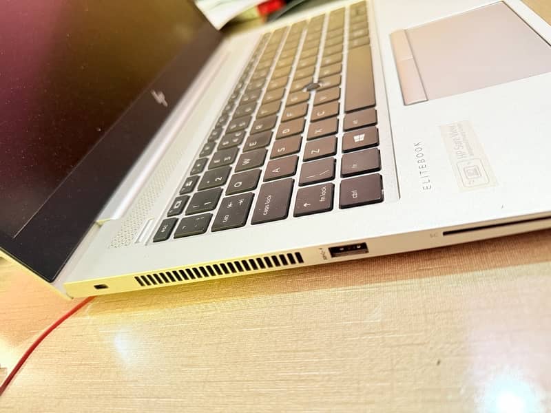 hp litebook 840 G5 Touch and type in 10/10 condition best laptop 0