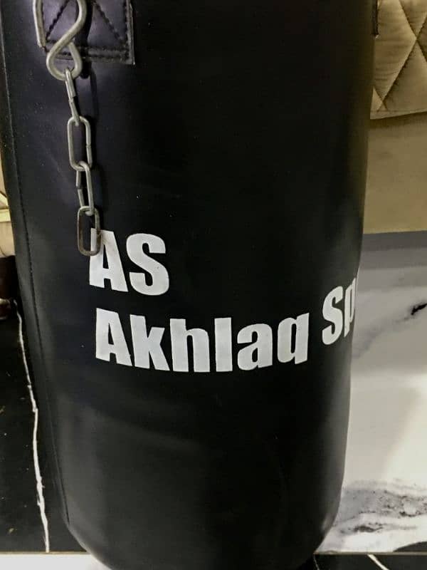 This punching bag is brand new, only used for two days. 0