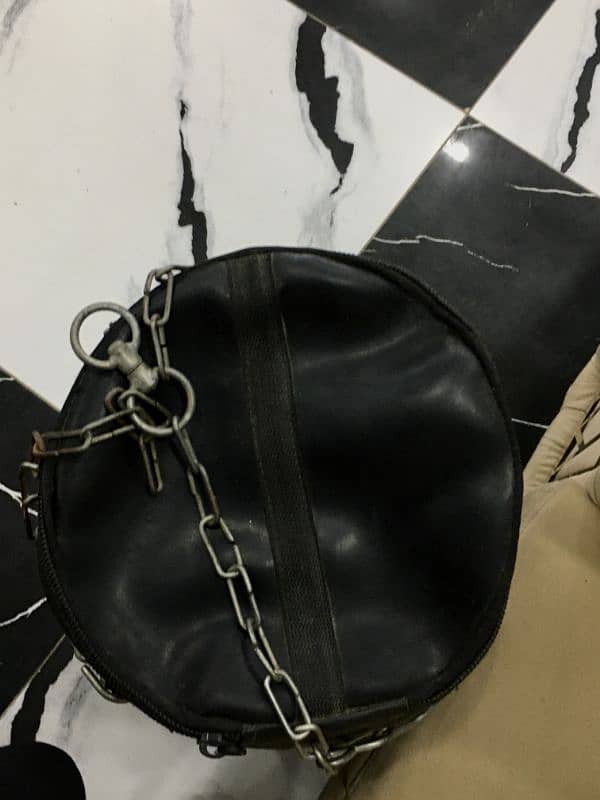 This punching bag is brand new, only used for two days. 2