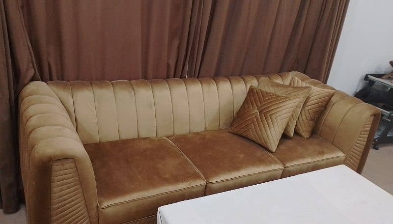 seven seater sofa in excellent condition colour golden 0