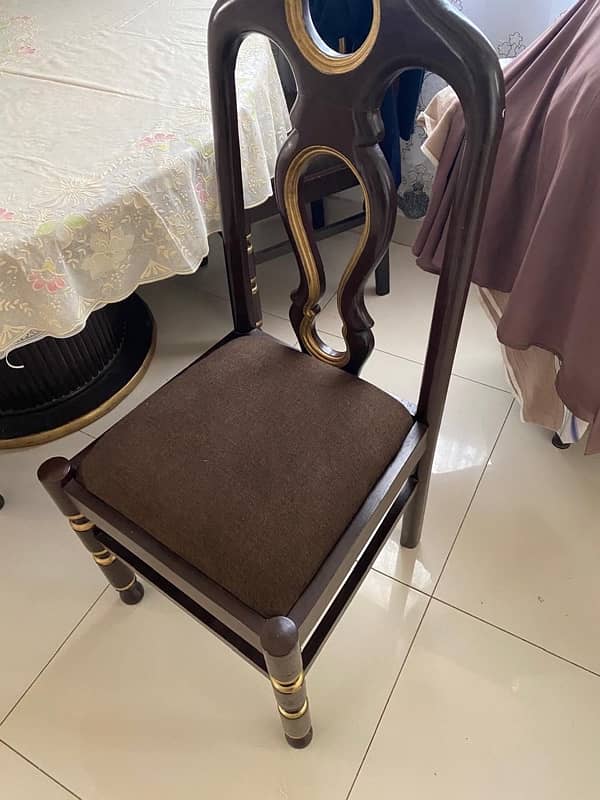 6 chairs dining table newly polished. 7