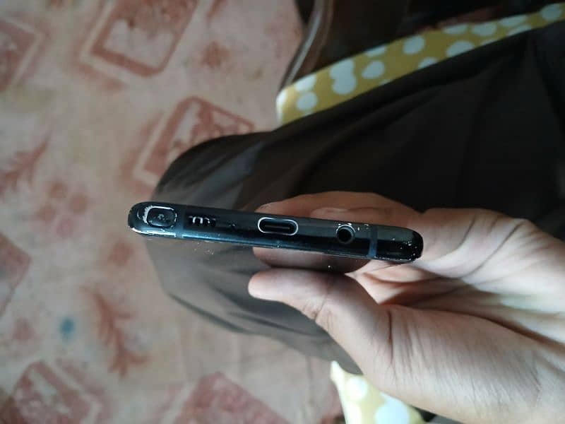 Samsung Galaxy Note 8 (6)Ram (64) Storage 4