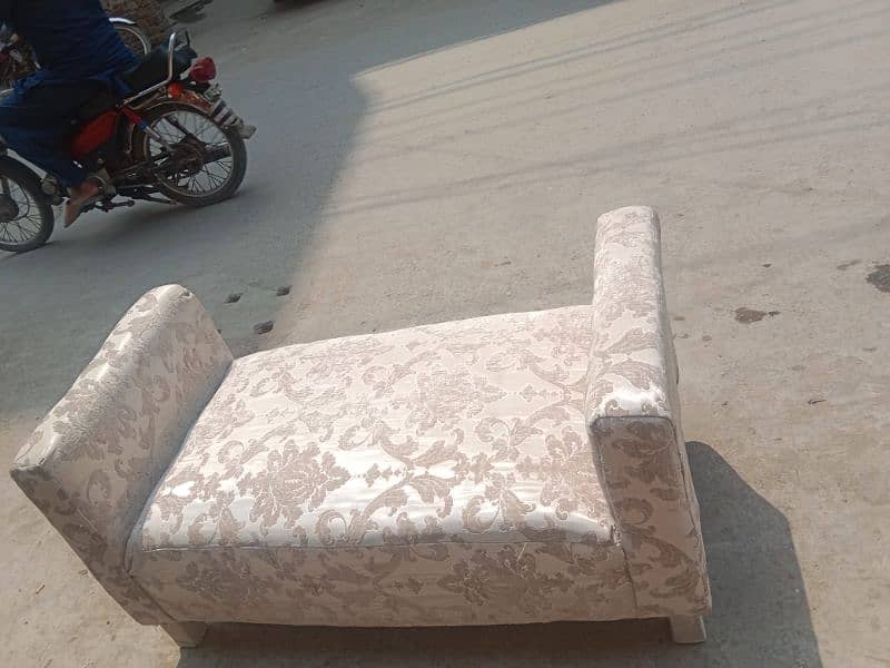 2 seater sethi in good condition 0