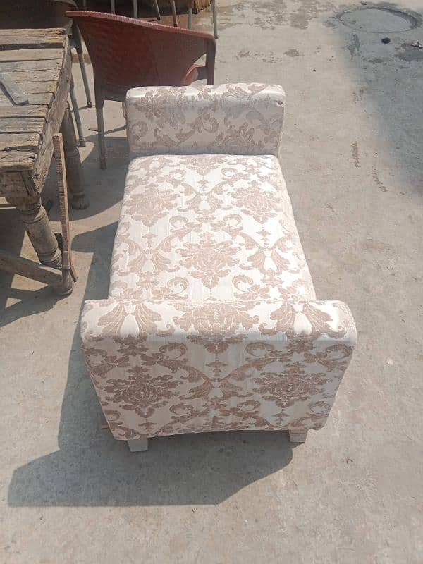 2 seater sethi in good condition 1