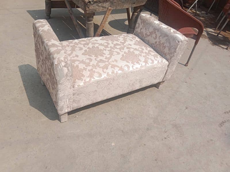 2 seater sethi in good condition 2