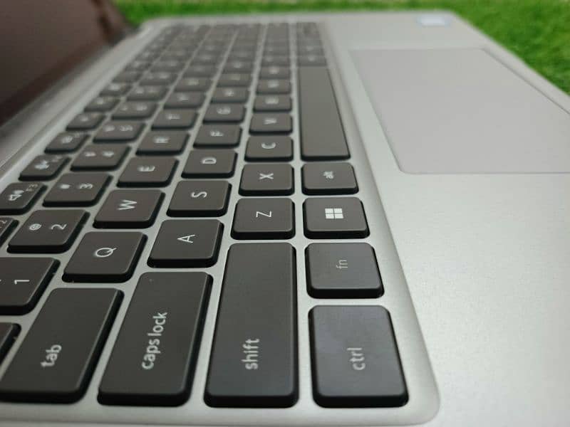 DLatitude 14" 7440 2 in 1 i7 13 generation 3