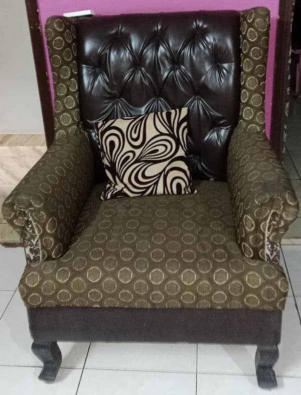 7 seater Sofa set in perfect condition 2