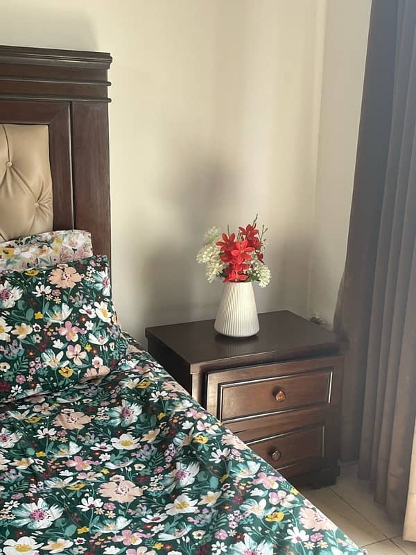 selling bed with side tables & dressing table 0