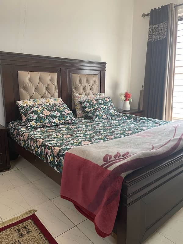 selling bed with side tables & dressing table 1