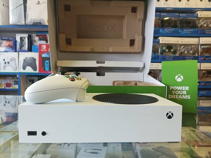 Xbox series s completely box in mint condition 0
