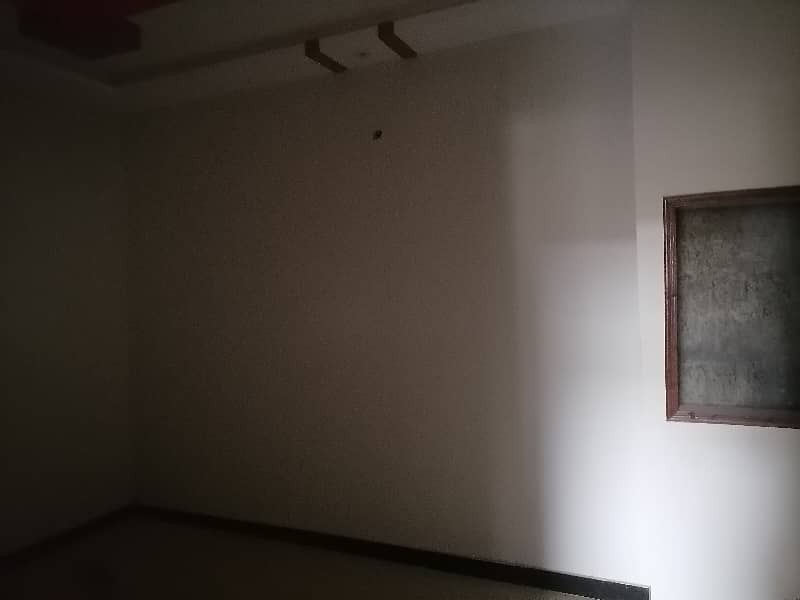 60 Square Yards Flat For Grabs In Korangi 8